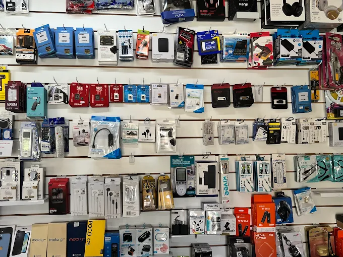 Interior de Tech Home: accesorios, auriculares y cargadores